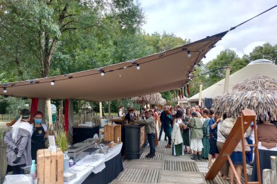 Table décorée pour un buffet avec des éléments naturels, des verrines, des fruits et des décorations en osier.
