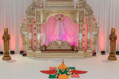Assiette gastronomique avec un feuilleté garni, sauce, salade verte au parmesan et tomate cerise.