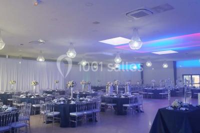 Assiette gastronomique avec un feuilleté garni, sauce, salade verte au parmesan et tomate cerise.