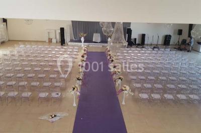 Assiette gastronomique avec un feuilleté garni, sauce, salade verte au parmesan et tomate cerise.