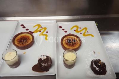 Assiette gastronomique avec un feuilleté garni, sauce, salade verte au parmesan et tomate cerise.