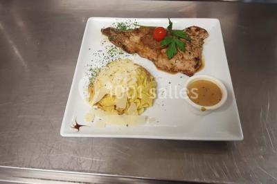 Assiette gastronomique avec un feuilleté garni, sauce, salade verte au parmesan et tomate cerise.