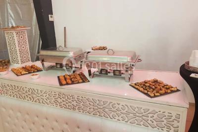 Assiette gastronomique avec un feuilleté garni, sauce, salade verte au parmesan et tomate cerise.