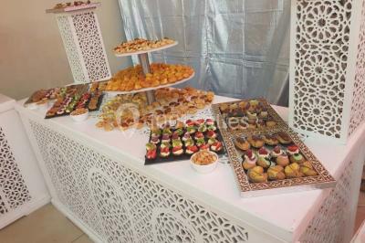 Assiette gastronomique avec un feuilleté garni, sauce, salade verte au parmesan et tomate cerise.