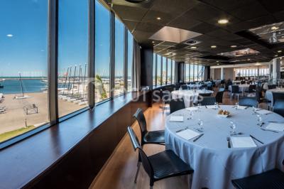 Escalier couvert d'un tapis rouge menant à l'entrée d'un bâtiment avec une enseigne ’Yacht Club’.
