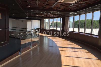 Escalier couvert d'un tapis rouge menant à l'entrée d'un bâtiment avec une enseigne ’Yacht Club’.