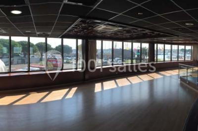 Escalier couvert d'un tapis rouge menant à l'entrée d'un bâtiment avec une enseigne ’Yacht Club’.