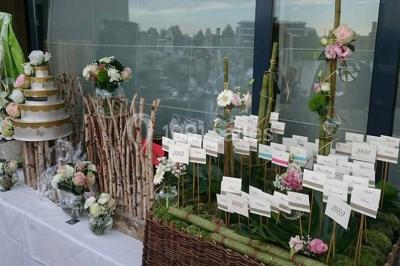 Dessert raffiné composé de fruits rouges, mousse, meringue et sorbet, présenté sur une assiette blanche.