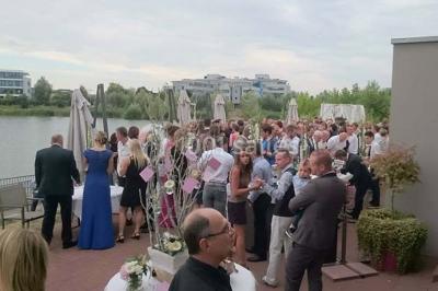 Dessert raffiné composé de fruits rouges, mousse, meringue et sorbet, présenté sur une assiette blanche.