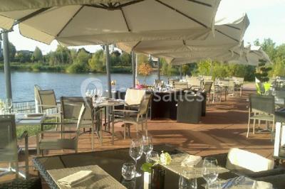 Dessert raffiné composé de fruits rouges, mousse, meringue et sorbet, présenté sur une assiette blanche.