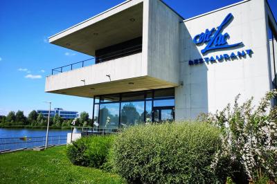 Dessert raffiné composé de fruits rouges, mousse, meringue et sorbet, présenté sur une assiette blanche.