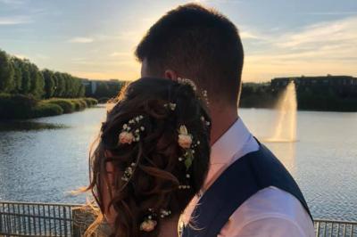 Dessert raffiné composé de fruits rouges, mousse, meringue et sorbet, présenté sur une assiette blanche.