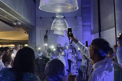 Dessert raffiné composé de fruits rouges, mousse, meringue et sorbet, présenté sur une assiette blanche.