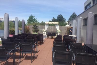 Dessert raffiné composé de fruits rouges, mousse, meringue et sorbet, présenté sur une assiette blanche.