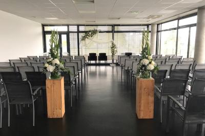 Dessert raffiné composé de fruits rouges, mousse, meringue et sorbet, présenté sur une assiette blanche.