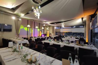 Dessert raffiné composé de fruits rouges, mousse, meringue et sorbet, présenté sur une assiette blanche.