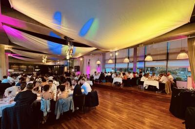 Dessert raffiné composé de fruits rouges, mousse, meringue et sorbet, présenté sur une assiette blanche.