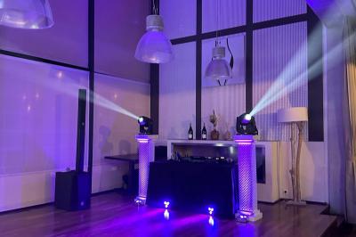 Dessert raffiné composé de fruits rouges, mousse, meringue et sorbet, présenté sur une assiette blanche.