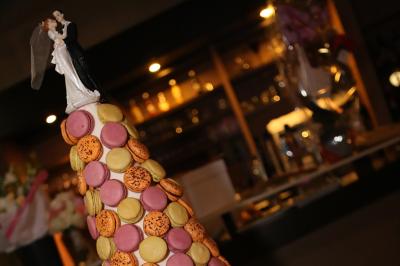 Dessert raffiné composé de fruits rouges, mousse, meringue et sorbet, présenté sur une assiette blanche.