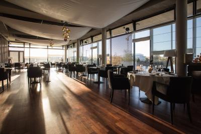 Dessert raffiné composé de fruits rouges, mousse, meringue et sorbet, présenté sur une assiette blanche.