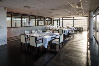 Dessert raffiné composé de fruits rouges, mousse, meringue et sorbet, présenté sur une assiette blanche.