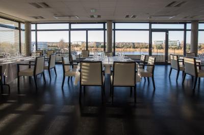 Dessert raffiné composé de fruits rouges, mousse, meringue et sorbet, présenté sur une assiette blanche.
