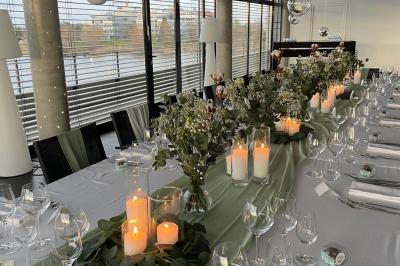 Dessert raffiné composé de fruits rouges, mousse, meringue et sorbet, présenté sur une assiette blanche.