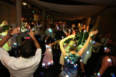 Dessert raffiné composé de fruits rouges, mousse, meringue et sorbet, présenté sur une assiette blanche.