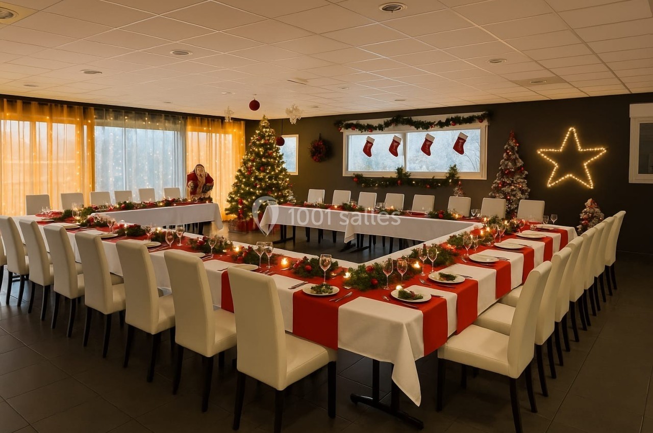 Salle décorée pour Noël avec une grande table en U, nappes rouges et blanches, sapins illuminés et guirlandes.