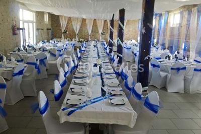 Miniature Location salle Saints (Seine-et-Marne) - Domaine Les Aulnois #21 Deux réfrigérateurs professionnels vides dans une pièce carrelée avec une table en inox au premier plan.