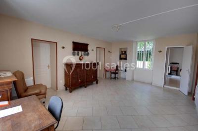 Miniature Location salle Saints (Seine-et-Marne) - Domaine Les Aulnois #38 Deux réfrigérateurs professionnels vides dans une pièce carrelée avec une table en inox au premier plan.