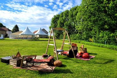 Miniature Location salle Saints (Seine-et-Marne) - Domaine Les Aulnois #11 Deux réfrigérateurs professionnels vides dans une pièce carrelée avec une table en inox au premier plan.