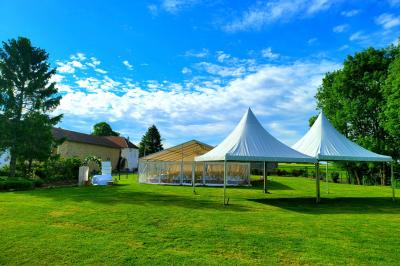 Miniature Location salle Saints (Seine-et-Marne) - Domaine Les Aulnois #10 Deux réfrigérateurs professionnels vides dans une pièce carrelée avec une table en inox au premier plan.