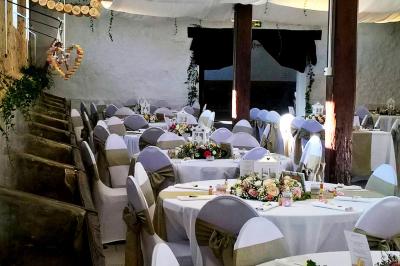 Miniature Location salle Saints (Seine-et-Marne) - Domaine Les Aulnois #22 Deux réfrigérateurs professionnels vides dans une pièce carrelée avec une table en inox au premier plan.