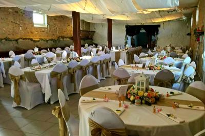 Miniature Location salle Saints (Seine-et-Marne) - Domaine Les Aulnois #4 Deux réfrigérateurs professionnels vides dans une pièce carrelée avec une table en inox au premier plan.