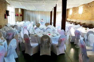 Miniature Location salle Saints (Seine-et-Marne) - Domaine Les Aulnois #24 Deux réfrigérateurs professionnels vides dans une pièce carrelée avec une table en inox au premier plan.