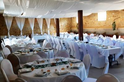 Miniature Location salle Saints (Seine-et-Marne) - Domaine Les Aulnois #25 Deux réfrigérateurs professionnels vides dans une pièce carrelée avec une table en inox au premier plan.