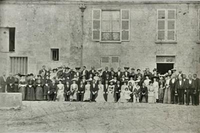 Miniature Location salle Saints (Seine-et-Marne) - Domaine Les Aulnois #36 Deux réfrigérateurs professionnels vides dans une pièce carrelée avec une table en inox au premier plan.