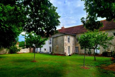 Miniature Location salle Saints (Seine-et-Marne) - Domaine Les Aulnois #6 Deux réfrigérateurs professionnels vides dans une pièce carrelée avec une table en inox au premier plan.
