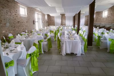 Miniature Location salle Saints (Seine-et-Marne) - Domaine Les Aulnois #23 Deux réfrigérateurs professionnels vides dans une pièce carrelée avec une table en inox au premier plan.