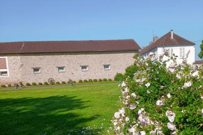 Miniature Location salle Saints (Seine-et-Marne) - Domaine Les Aulnois #15 Deux réfrigérateurs professionnels vides dans une pièce carrelée avec une table en inox au premier plan.