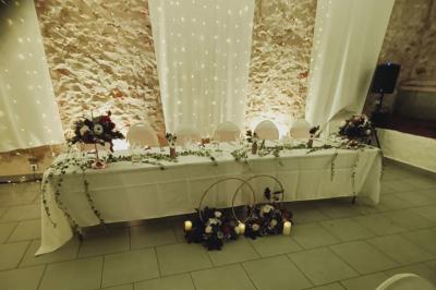 Miniature Location salle Saints (Seine-et-Marne) - Domaine Les Aulnois #28 Deux réfrigérateurs professionnels vides dans une pièce carrelée avec une table en inox au premier plan.