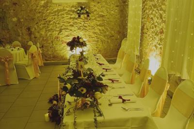 Miniature Location salle Saints (Seine-et-Marne) - Domaine Les Aulnois #27 Deux réfrigérateurs professionnels vides dans une pièce carrelée avec une table en inox au premier plan.