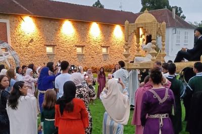 Miniature Location salle Saints (Seine-et-Marne) - Domaine Les Aulnois #33 Deux réfrigérateurs professionnels vides dans une pièce carrelée avec une table en inox au premier plan.