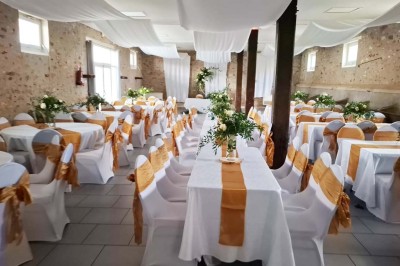 Miniature Location salle Saints (Seine-et-Marne) - Domaine Les Aulnois #2 Deux réfrigérateurs professionnels vides dans une pièce carrelée avec une table en inox au premier plan.