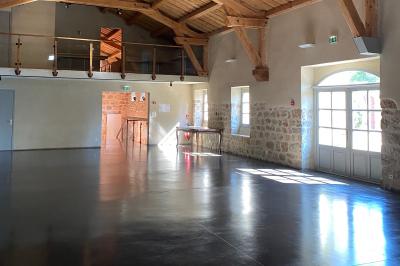 Miniature Location salle Montregard (Haute-Loire) - Château de Marcoux #6 Cour extérieure avec table et chaises en métal, entourée de murs en pierre, d'un bâtiment en pierre et d'arbres.