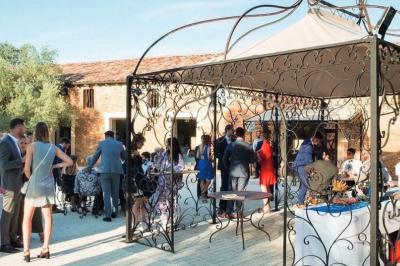 Intérieur d'une serre lumineuse avec un toit en verre, des lustres suspendus et un sol réfléchissant.