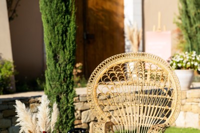 Un couple en tenue de mariage s'enlace dans un champ entouré d'oliviers sous une lumière douce.