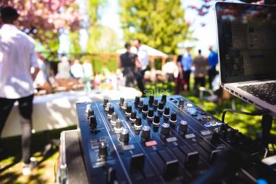 Table élégamment dressée avec vaisselle blanche et décorations florales, donnant sur une piste équestre en arrière-plan.