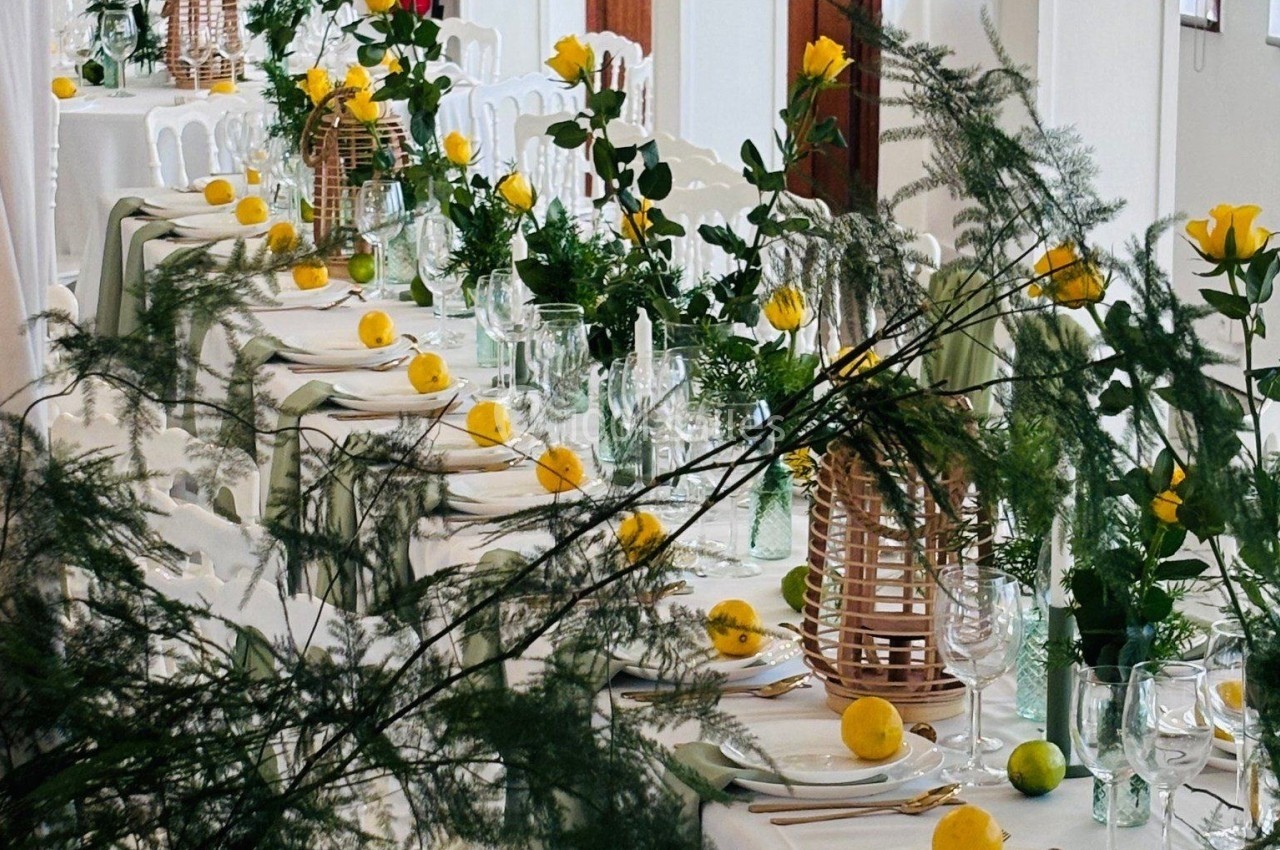 Location salle Hem (Nord) - Le Comte #8 Tables décorées avec des roses jaunes, des citrons et des lanternes en bois dans une salle lumineuse.